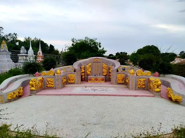 Arc-shaped Chinese tomb with golden auspicious animals