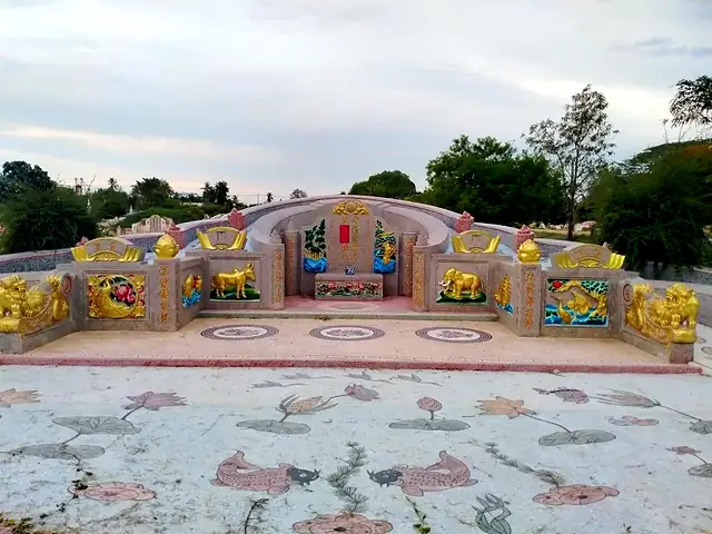 Arc-shaped Chinese tomb with patterned floor