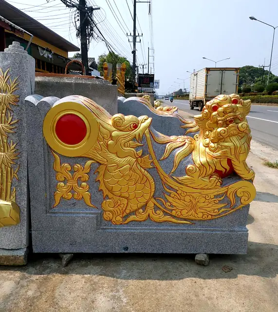 กำแพงข้างสุสาน สิงห์ทองคู่ลูกแก้วแดง