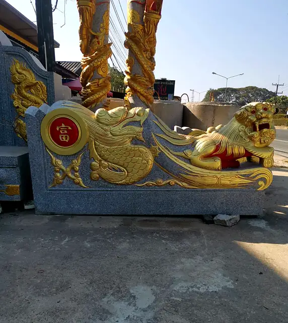 กำแพงข้างสุสาน แกะสลักมังกรและสิงห์ลงสีทอง