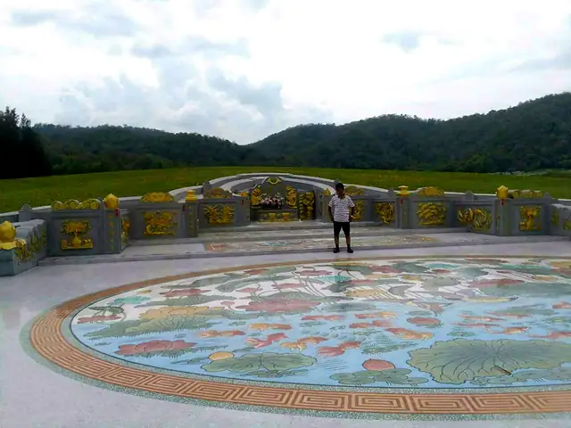 สุสานจีนขนาดใหญ่ ลานพื้นลายปลาคาร์ฟ