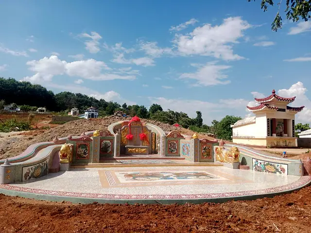 สุสานจีนขนาดใหญ่ริมเขา พร้อมลานกว้าง
