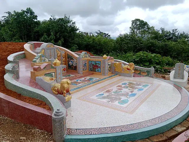สุสานจีนทรงโค้ง ประดับภาพสีและสิงห์ทอง