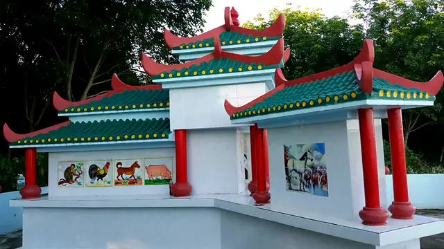 三层屋顶中式墓园，红柱吉祥动物图