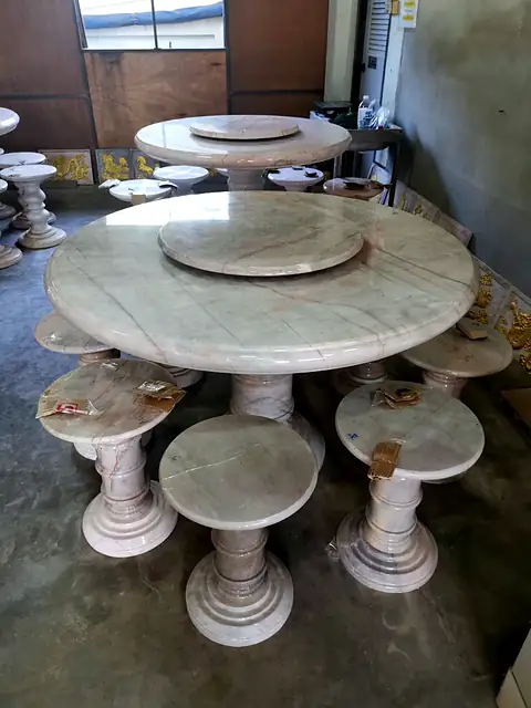 圆形大理石桌椅套装，带转盘
