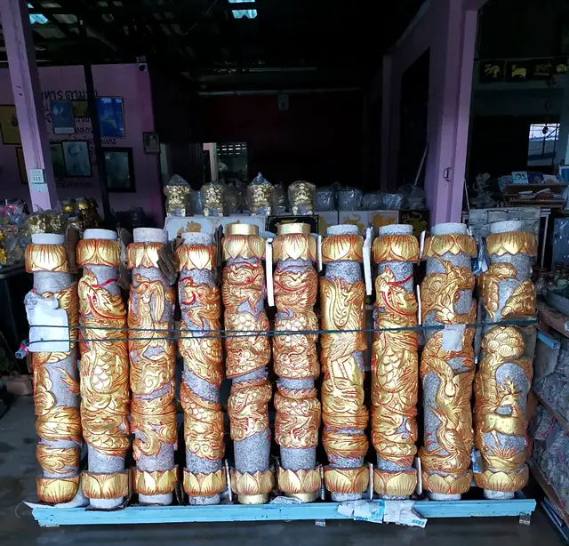 多根金彩龙柱待交付