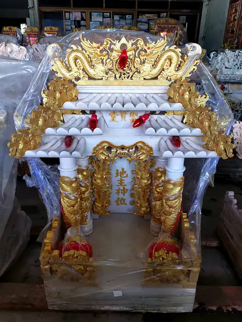 大理石神台，金龙装饰与龙柱