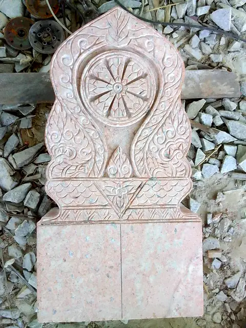 泰式墓碑，法轮浮雕