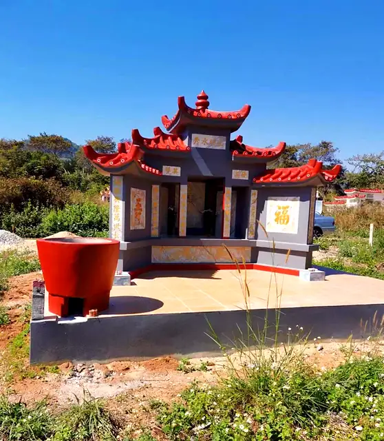 灰黑色红顶中式墓园及金纸炉