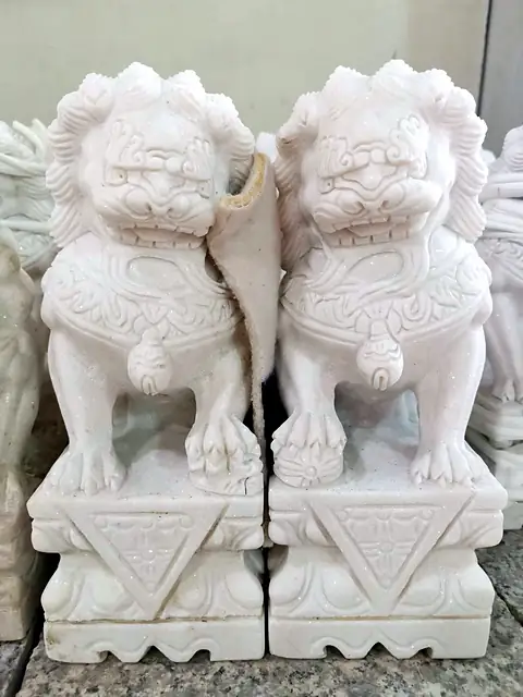 白玉石狮一对，带底座