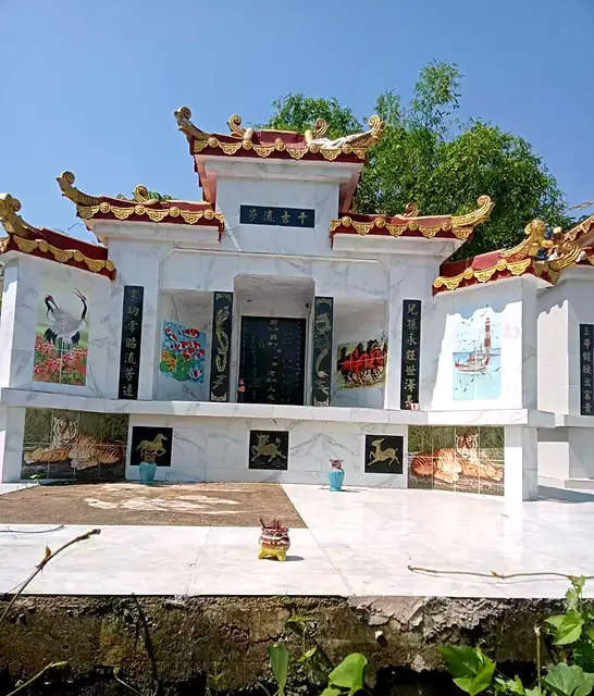 白色中式墓园，四周吉祥动物彩绘
