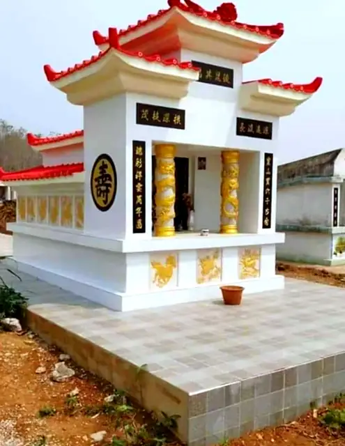 白色中式墓园，金色龙纹柱