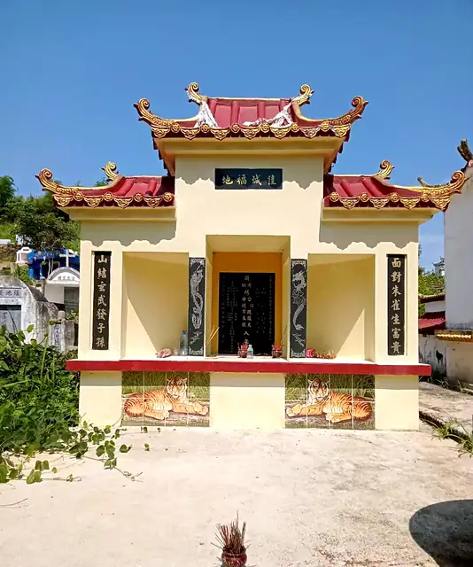 米色红金屋顶中式墓园