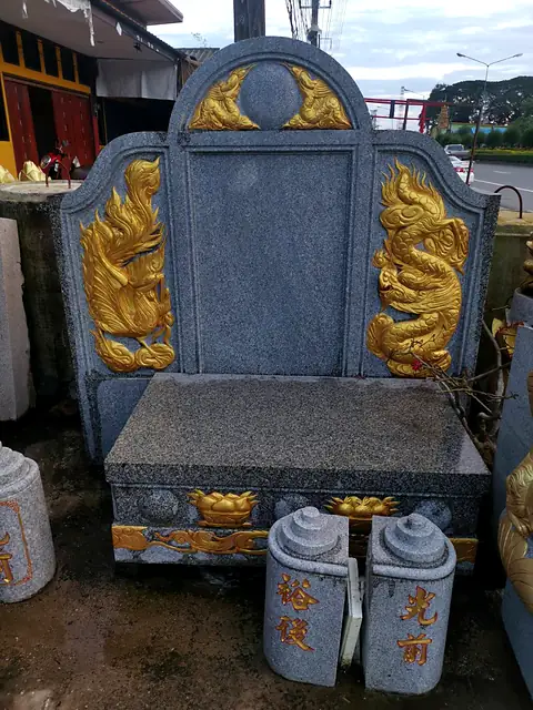 花岗岩墓碑，金彩龙纹雕刻