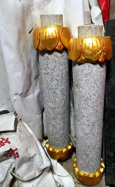 花岗岩石柱，金色莲花柱头
