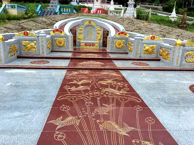 莲花鱼纹地坪通往中式墓园