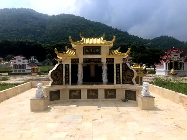 金色屋顶中式墓园，配一对石狮