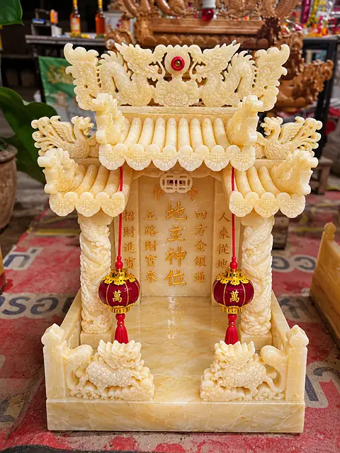 雕龙大理石土地公神台，配红灯笼